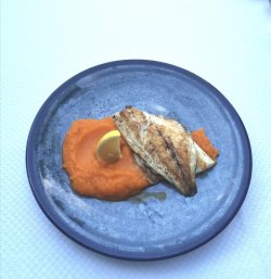 File de dorada la grătar cu piure de morcovi  image