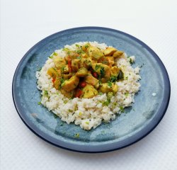 Pui cu curry și orez alb image