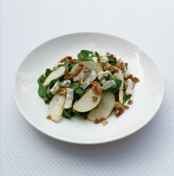 Salată cu gorgonzola, măr și nucă image
