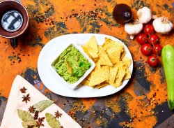 Guacamole cu tortilla chips image