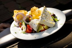 Salată Grecească cu brânză Feta grasă și parfum de maghiran   image