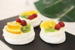 Pavlova cu fructe image