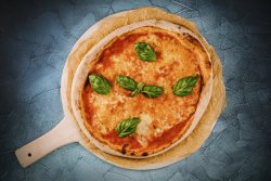 1 + 1 Gratis: Pizza Margherita image