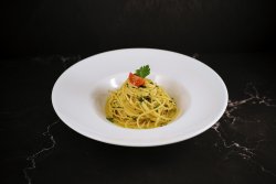 Spaghetti aglio e olio image