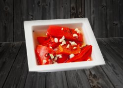 Salată de ardei copți cu usturoi  image