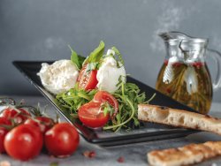 Burattina caprese con fette di focaccia image