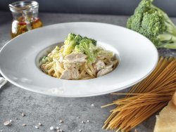 Spaghetti con pollo, broccoli e panna  image