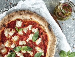 Pizza Margherita con mozzarella di bufala,salsa di pomodoro e basilico fresco mică image