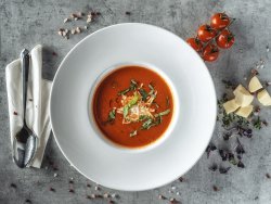 Zuppa crema di pomodori freschi con formaggio feta image