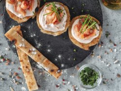 Fette di focaccia con salsa rosa,salmone affumicato e cipolla chives image