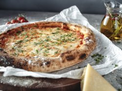 Pizza ai 5 formaggi con mozzarella,scamorza,pecorino,grana,gorgonzola, coriandolo e chives mare image