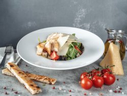 Insalata Caesar con pollo, salsa, crostini e parmigiano image