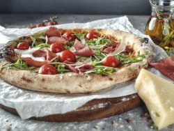 Pizza Bresaola con mozzarella, salsa di pomodoro, bresaola, rucola, grana e pomodorini mare image