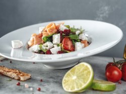 Insalata con salmone, salsa, formaggio feta e barbabietola rossa image