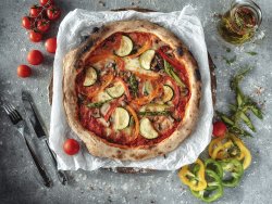 Pizza Vegetariana con mozzarella, salsa di pomodoro, zucchine, peperoni, funghi mare image