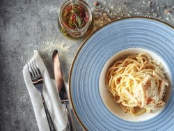 Spaghetti a carbonara con pancetta di tacchino, uova e parmegiano image