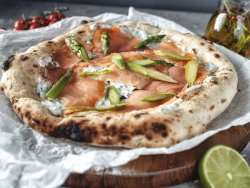 Pizza con salmone e asparagi con salsa di pana, chives e coriandolo mare image