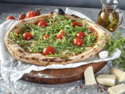 Pizza Taparella con mozzarella, salsa di pomodoro, scamorza, rucola e pomodorini mare image