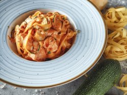 Spaghetti con salsa rosa, salmone affumicato e zucchine fresche image