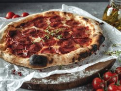 Pizza Picante con mozzarella, salsa pomodoro, salame e peperoncino mare image