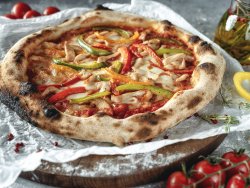 Pizza con pollo, mozzarella, salsa di pomodoro, peperoni e funghi porcini mică image