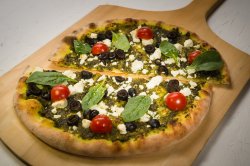 Pizza cu pesto de busuioc șI brânză feta image