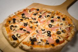 Pizza Prosciutto e Funghi image