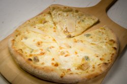 Pizza Quatro Formaggi image