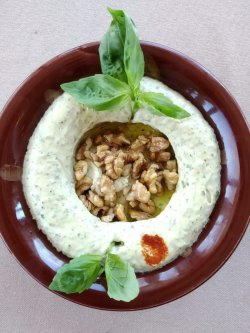 Hommous pesto cu muguri de pin image