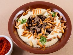 Hommous cu carne și muguri de pin image