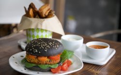 Bully’s - Vegan Burger cu cartofi prăjiți, maioneză vegană și sos de roșii image