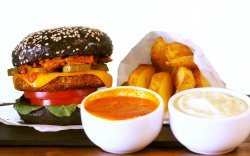 Supreme Bully’s - Vegan Burger cu cartofi prăjiți, maioneză vegană și sos de roșii image