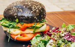 Halloumi burger cu  salata mixtă image