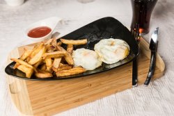 Ouă ochiuri+cartofi prăjiți image