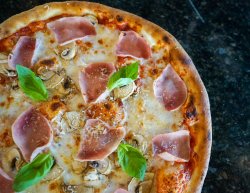 Prosciutto e Funghi  image