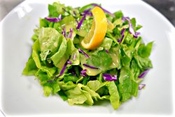 Salată verde cu dressing image