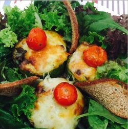 Dovlecei umpluți cu brânzeturi serviți cu salată verde și pâine crispy de casă - ovo-lacto-vegetarian image