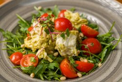 Salată Caprese cu rucola/Caprese salad with rocket and basil pesto  image