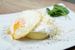 Mămăligă cu brânză, smântână și ou image