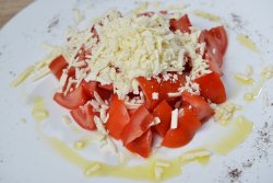 Salată de roșii cu brânză image