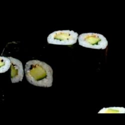 Role sushi cu castravete image