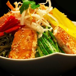 Salată japoneză cu somon image