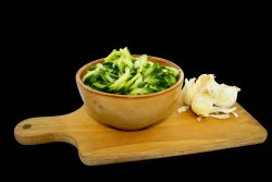 Salată de castraveți cu usturoi image