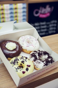 4 Donuts Mixate + 4 Donuts (Gratuit) + 2 Sticle Apa 500 ml image
