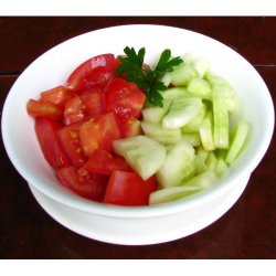 Salată de roșii cu castraveți image